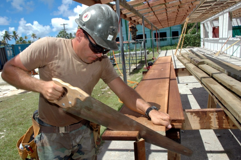 menuisier-FORCALQUEIRET-min_worker_construction_building_carpenter_male_job_build_helmet-893290